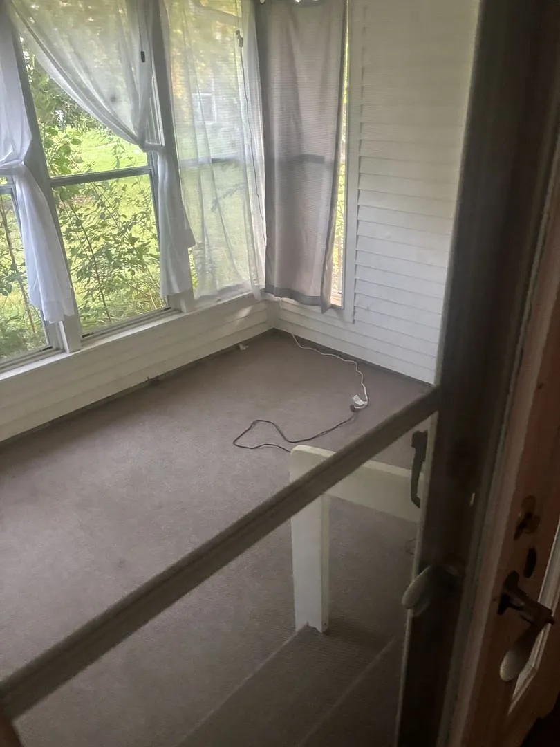 Gorgeous 2-Bedroom Apartment with Garage in a Quiet Neighborhood — Photo 3