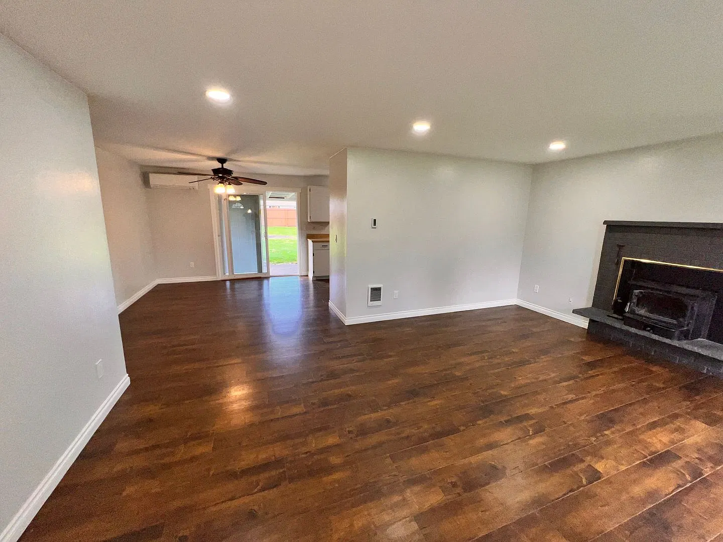 Charming Rambler- 3bd 1bath Includes Den and Huge Fully Fenced Backyard — Photo 3