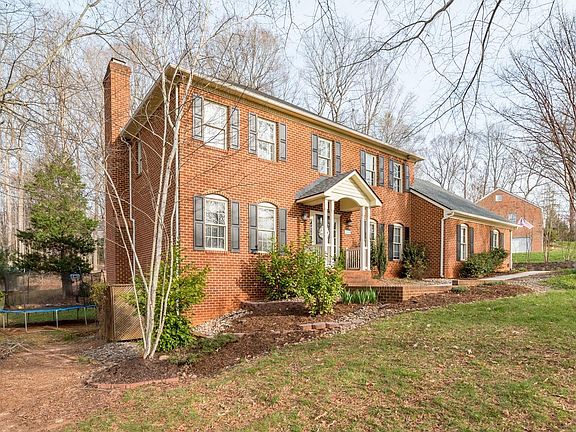 4th image of 1095 Cuddington Ln