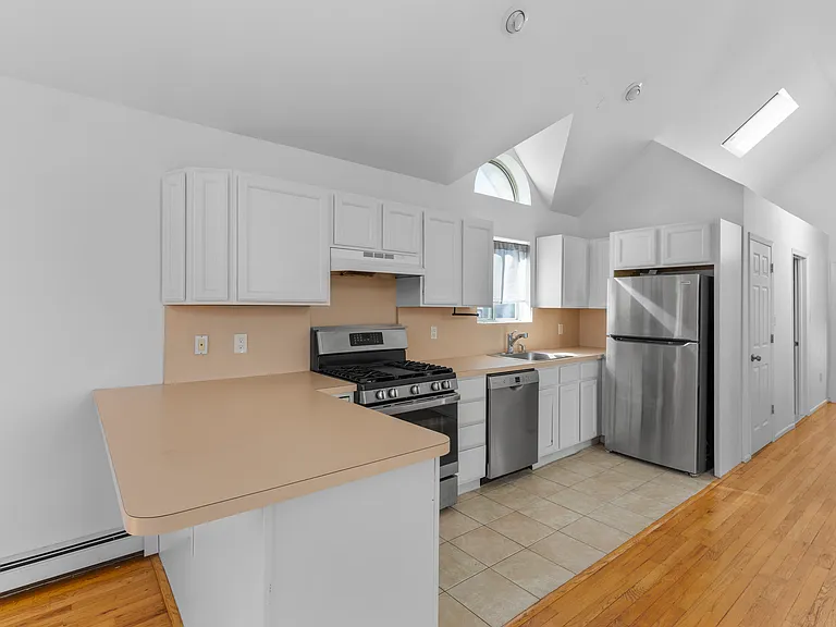715 E Walnut St #2 — Photo 8