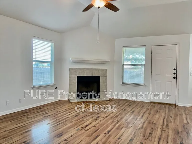 706 Stewart Dr — Photo 2