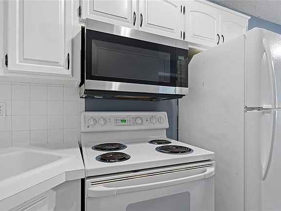 5th image of 611 N Chestnut St