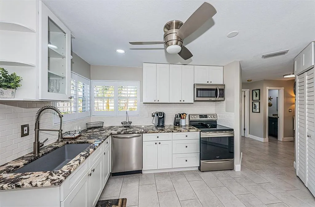 2 bed, 2.0 bath, 1070 sqft, $6,090 — Photo 4