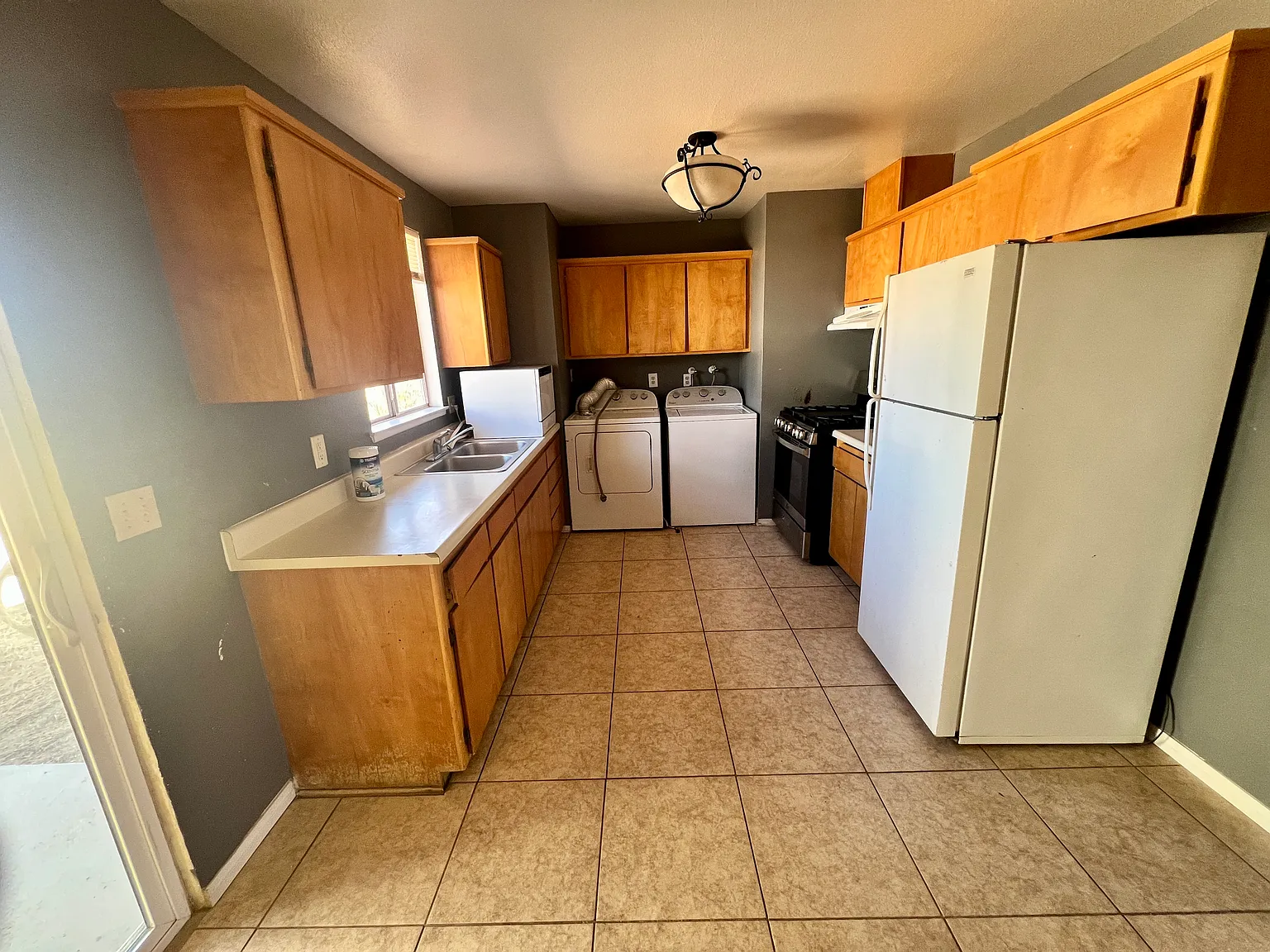 3 bed, 1000 sqft, $1,400 — Photo 2
