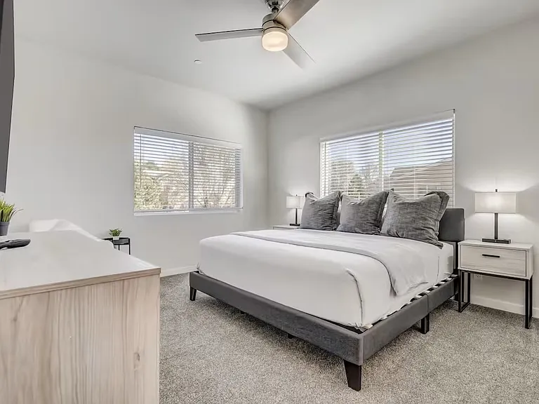 2220 E La Salle St — Photo 41