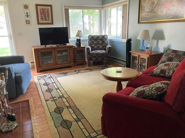 3001 Maplewood Dr, Fort Gratiot, MI 48059
