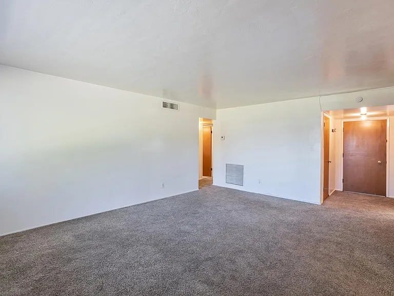5041 N 13th Ave — Photo 3