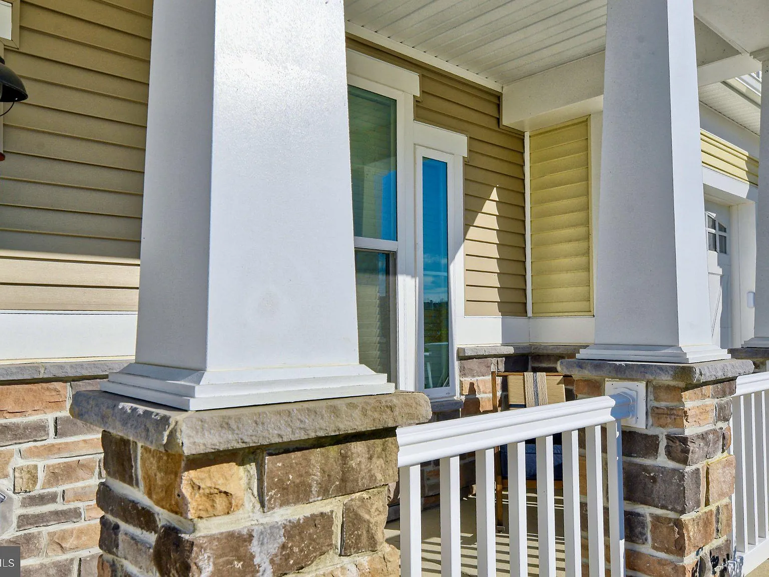 3 bed, 2.5 bath, 2100 sqft, $2,495 — Photo 2