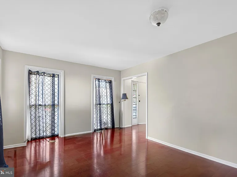 8815 Newport Ct — Photo 5
