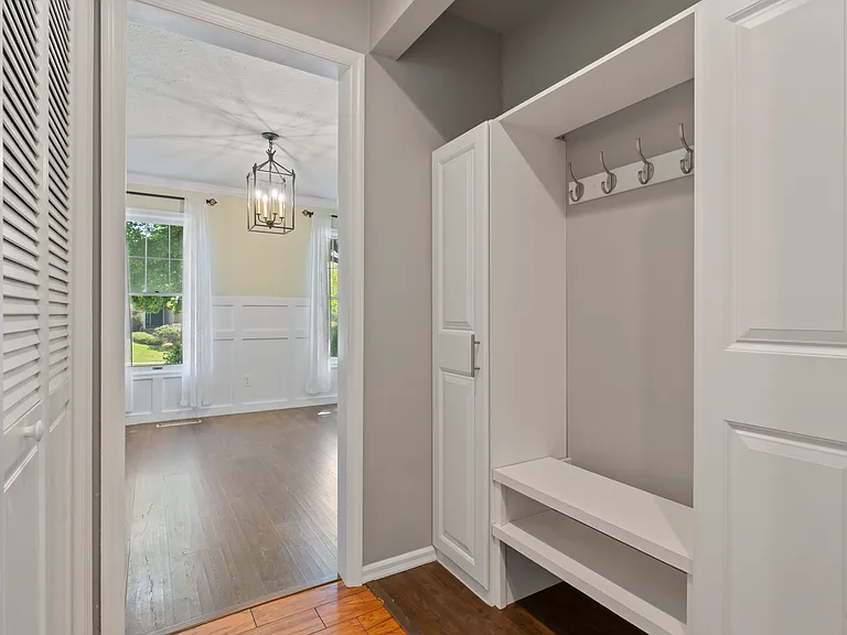4690 Lindbergh Dr — Photo 11