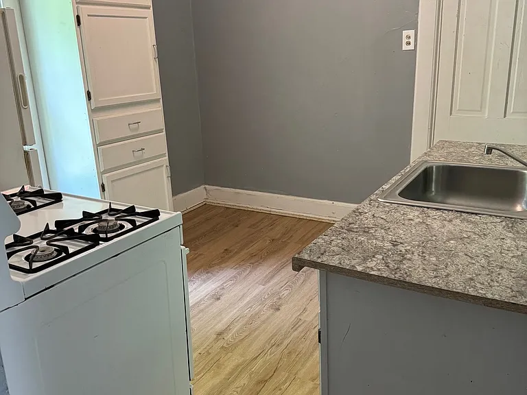 1900 N Oakland Ave — Photo 11