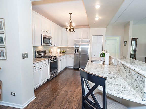 4th image of 420 W Burlington Ave Unit 503