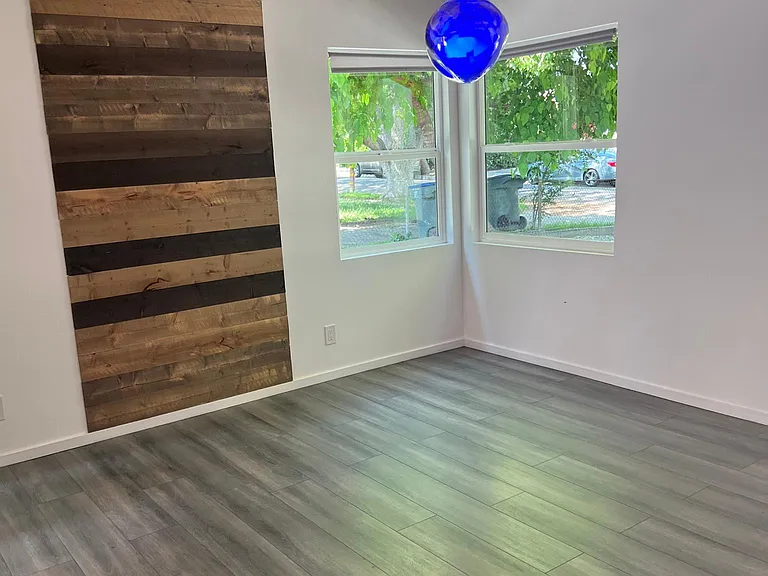 261 N Oak Ave — Photo 15