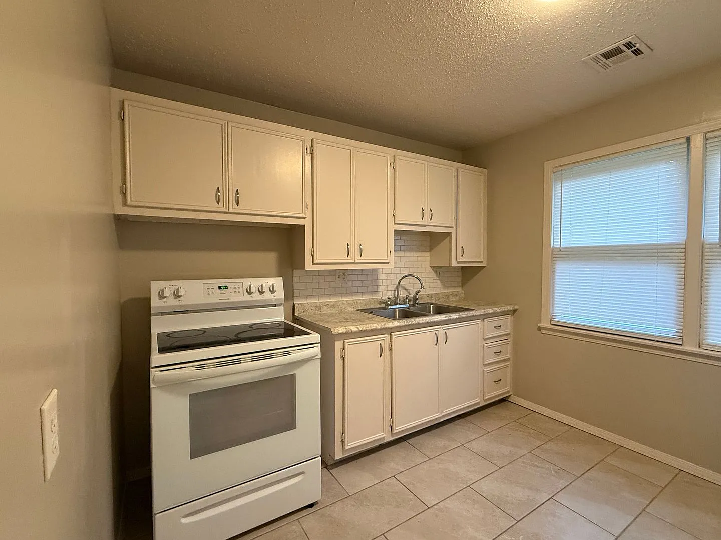 4509 S Handley - 2 Bedroom, 1 Bathroom with a 1-Car Garage — Photo 4
