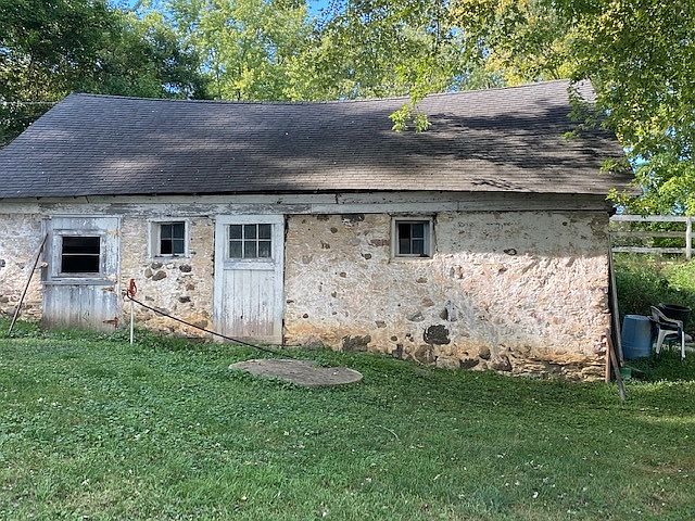 2nd image of 612 Plum Tree Rd
