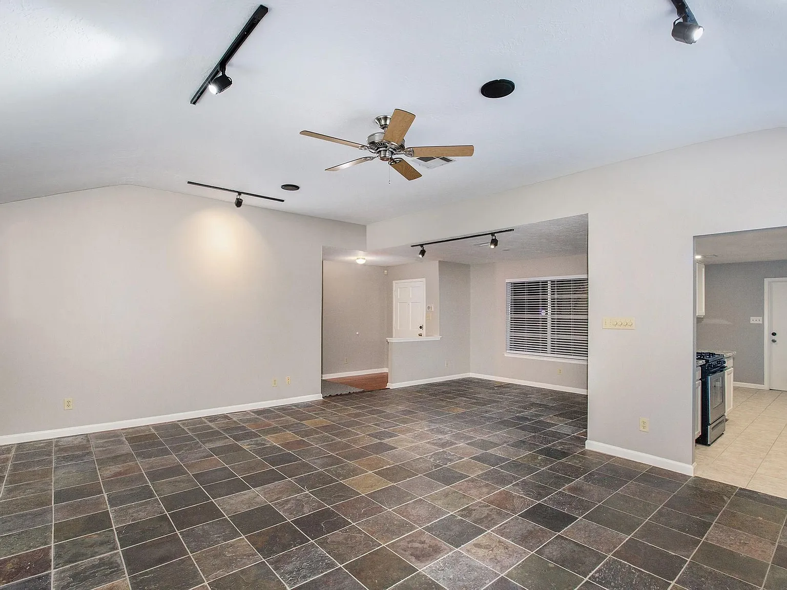 3 bed, 2.0 bath, 1654 sqft, $1,800 — Photo 4
