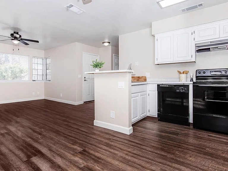 Foxwood Apartments — Photo 41