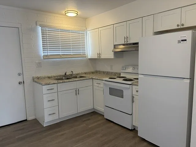 703 W 12th St #B — Photo 4