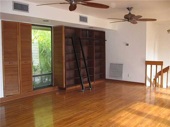 5th image of 4320 Surrey Dr