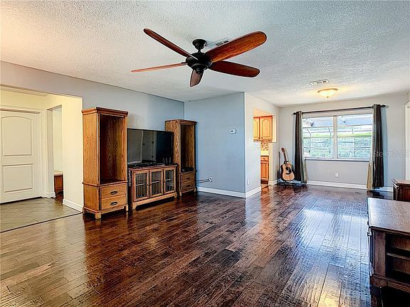 4th image of 2326 Hawthorne Dr
