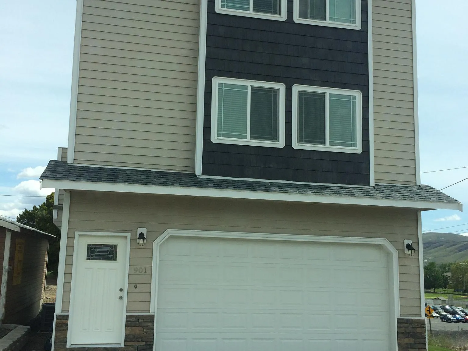 3 bed, 2.5 bath, 1700 sqft, $1,900 — Photo 1