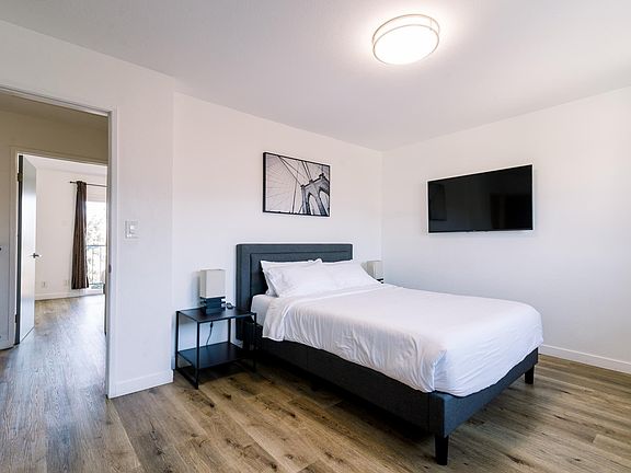 5th image of 110 S Eucalyptus Ave APT 4