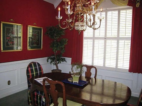 Dining room has vaulted ceiling and large pallidium window
