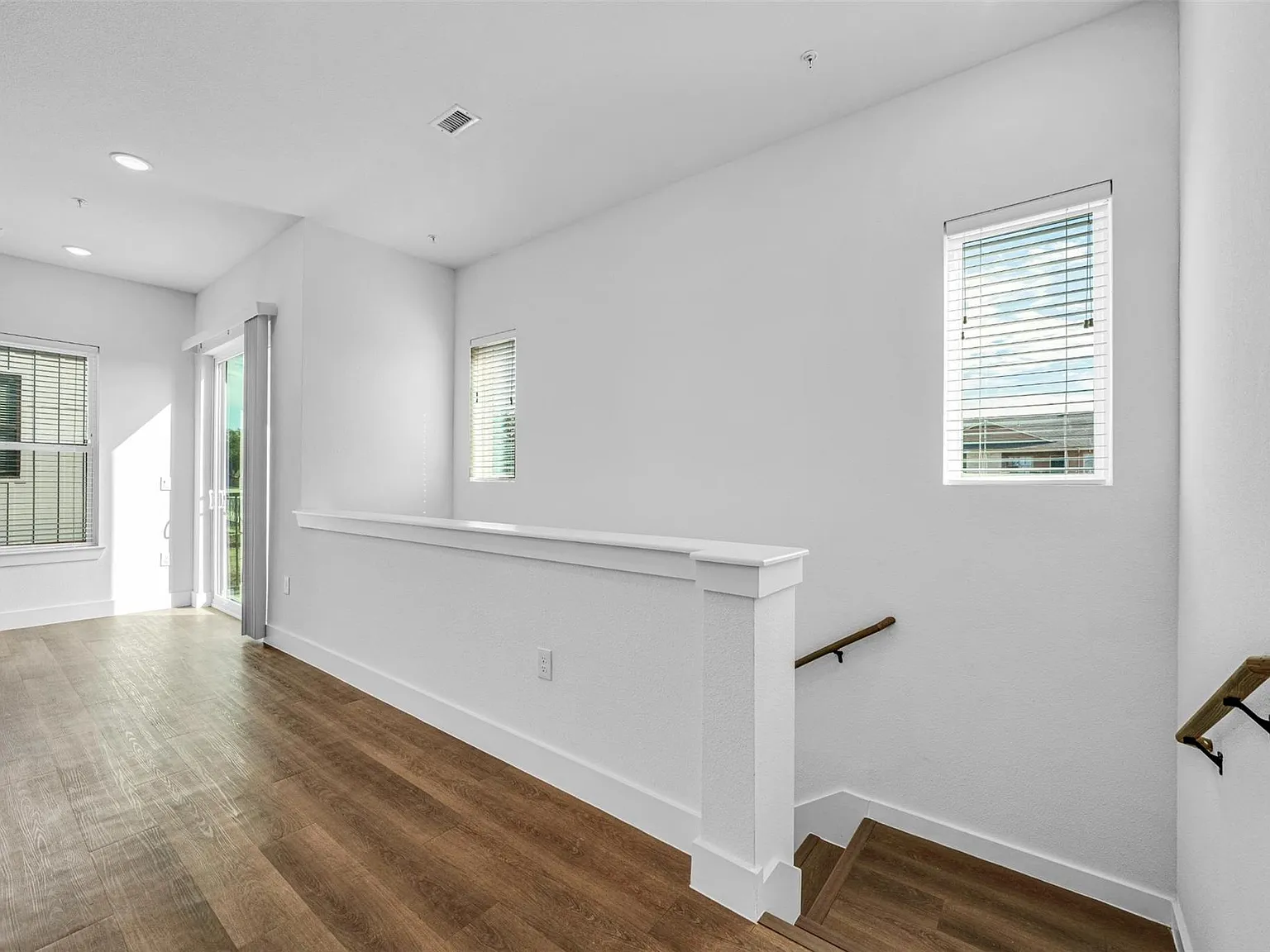 1 bed, 1.0 bath, 871 sqft, $1,592 — Photo 4