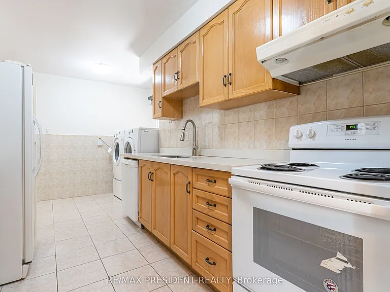 17 Manitou Cres #UPPER — Photo 9