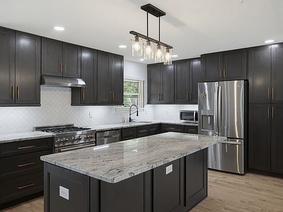 2nd image of 8315 Castlecreek Dr