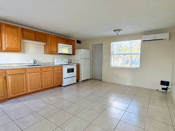 4th image of 404 25th St W #404