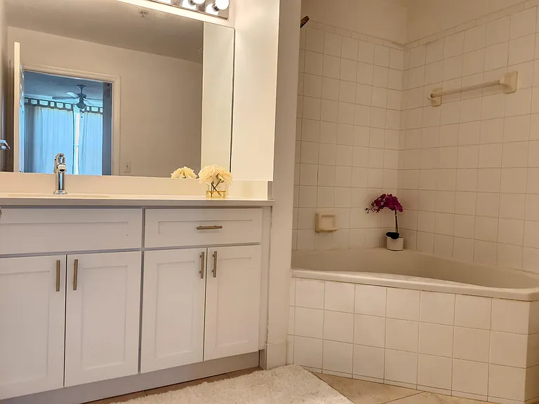 2060 Greenview Shores Blvd #305 — Photo 7