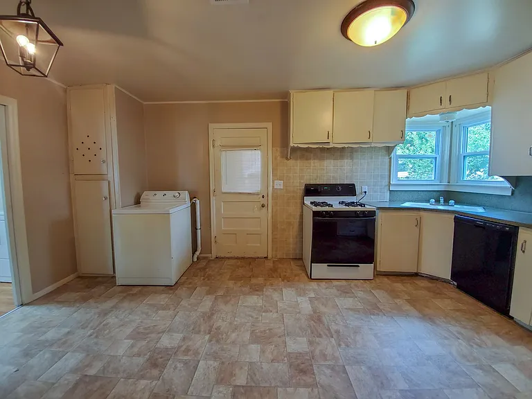 118 W Franklin St — Photo 9