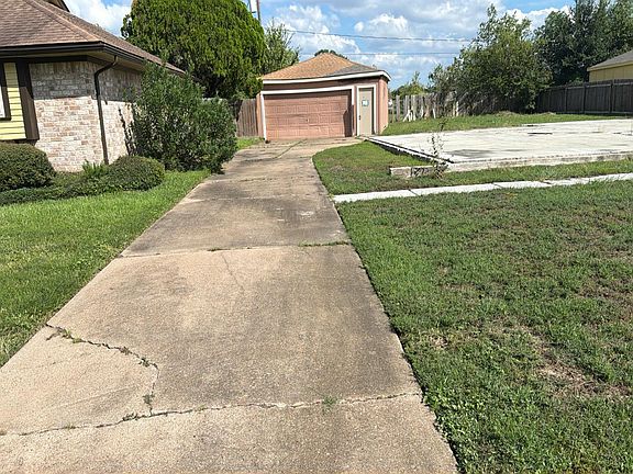 3rd image of 15111 Ridingwood Dr