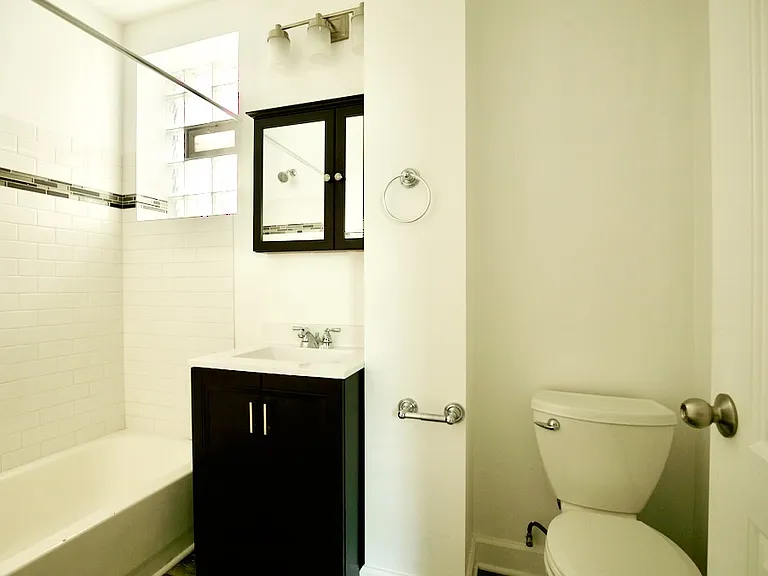646 W Roscoe St #6H — Photo 14