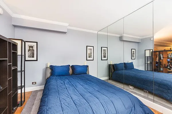 Sold by R New York | media 10