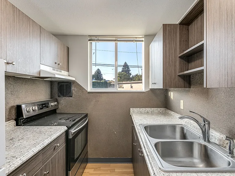 Dolphin Apartments: Leasing Specials! Great location in Kennewick — Photo 14