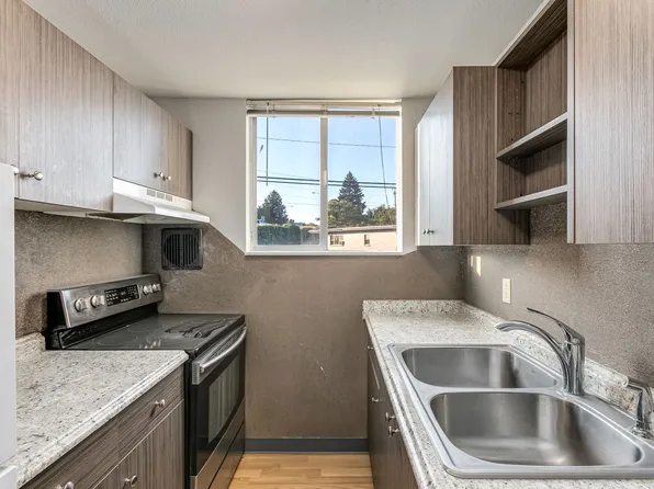 Dolphin Apartments: Leasing Specials! Great location in Kennewick