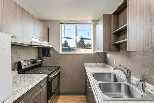 Dolphin Apartments: Leasing Specials! Great location in Kennewick Photo 1