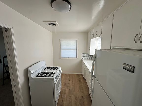 Refrigerator & stove/oven included