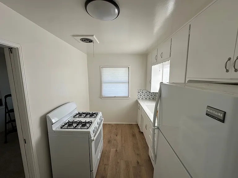Refrigerator & stove/oven included
