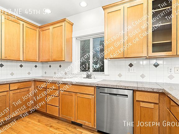 4th image of 4017 NE 45th St
