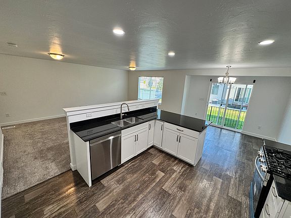 3rd image of 107 E Ashgrove Ln