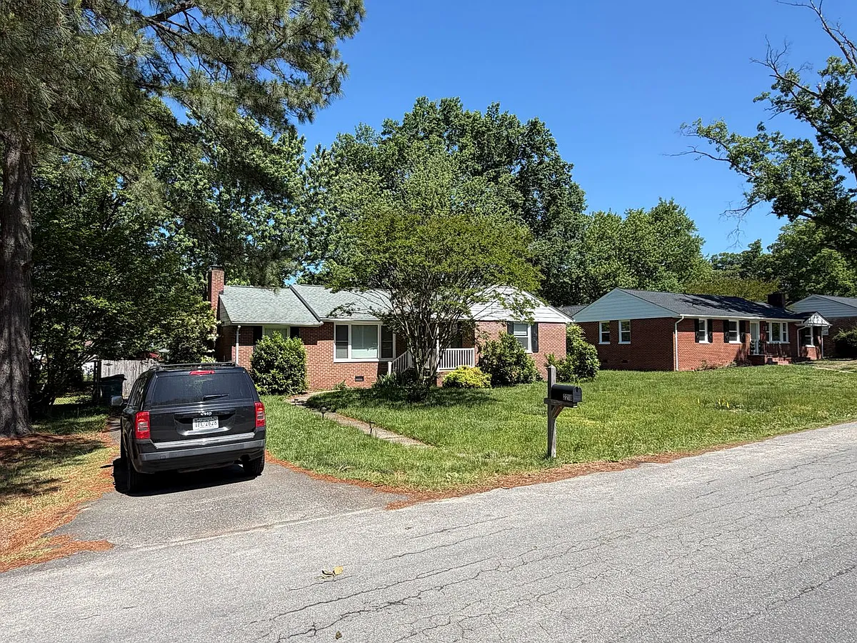 Building Photo - 2210 Manlyn Rd