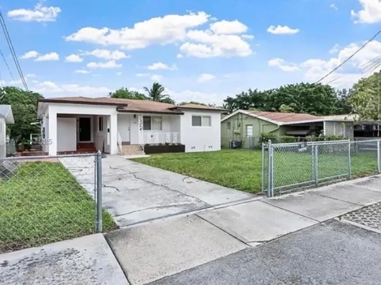 1221 NW 34th Ave — Photo 1