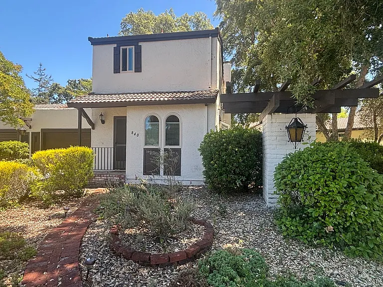 840 Adobe Dr — Photo 1