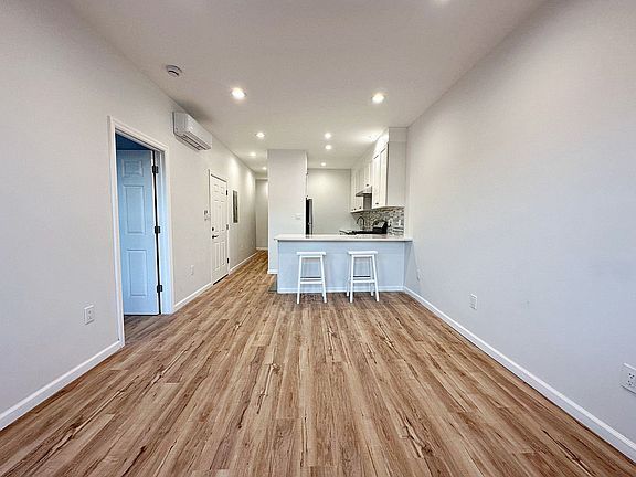 4th image of 56 Hausman St #2A