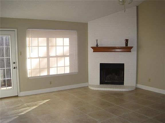 3rd image of 1004 W Lovers Ln