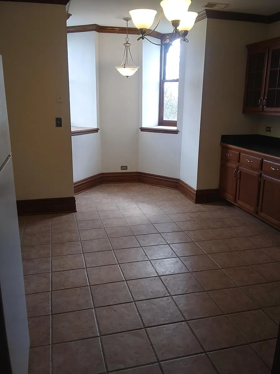 Photo 1 of 12 - 15 S Eastern Ave #3 - Joliet, IL Primary Photo - 15 S Eastern Ave #3