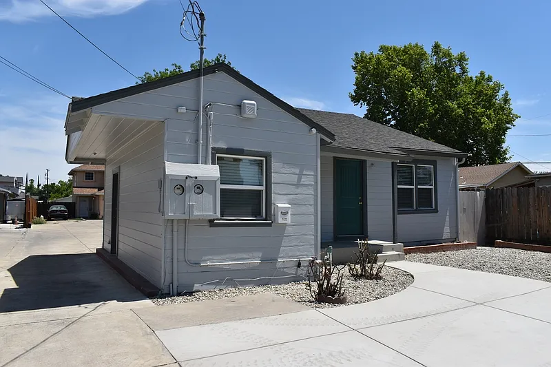 3 bed, 1.0 bath, 1080 sqft, $2,475 — Photo 2